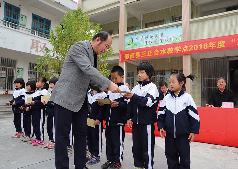 12月20日，集團(tuán)形象管理部總經(jīng)理李華代表我集團(tuán)向我集團(tuán)捐建學(xué)校的師生頒發(fā)了2018年度“三正獎(jiǎng)教助學(xué)金”，共計(jì)頒發(fā)30萬元。