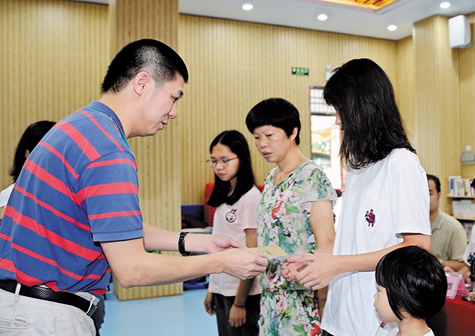 8月26日下午，我集團(tuán)在橋頭鎮(zhèn)第三小學(xué)舉行了2019年助學(xué)金發(fā)放儀式，21名橋頭籍貧困家庭大學(xué)生獲得資助。