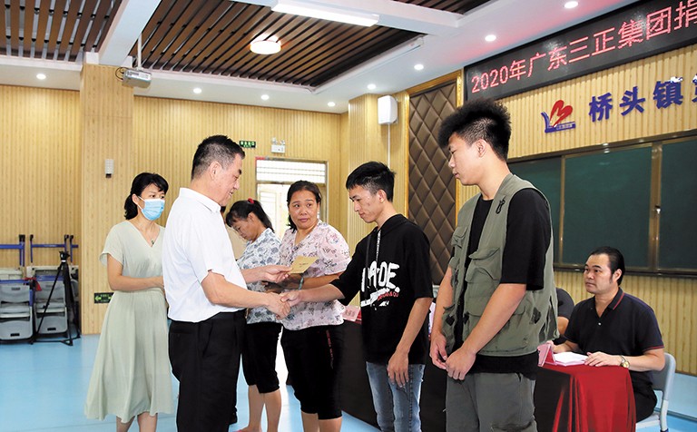 9月15日上午，我集團(tuán)在橋頭鎮(zhèn)第三小學(xué)舉行了2020年助學(xué)金發(fā)放儀式，助理總裁朱保當(dāng)代表我集團(tuán)向23名橋頭籍困難家庭大學(xué)生發(fā)放了17.8萬元助學(xué)金。這是我集團(tuán)連續(xù)第12年資助橋頭籍困難家庭大學(xué)生完成大