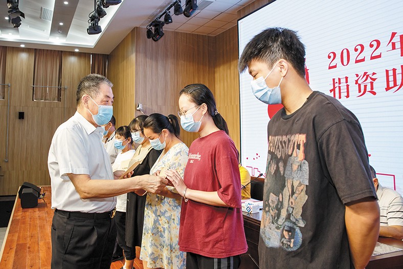 8月29日，我集團(tuán)在橋頭鎮(zhèn)中心小學(xué)舉行了2022年捐資助學(xué)金發(fā)放儀式，向22名橋頭籍困難家庭在讀大學(xué)生發(fā)放助學(xué)金16.88萬元。