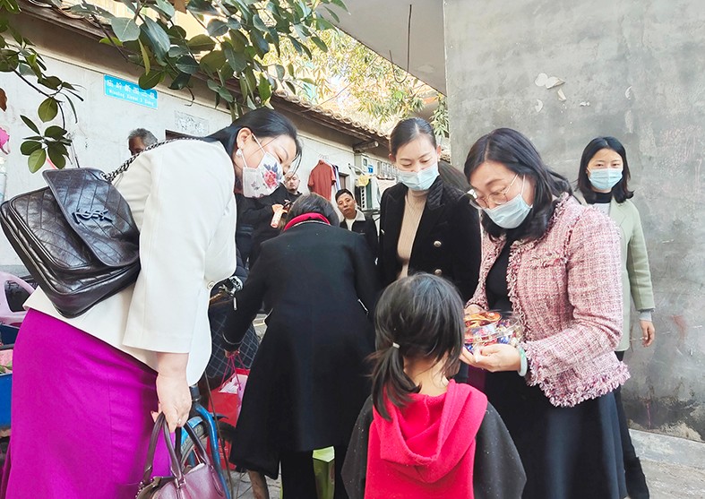 1月19日，東莞市婦聯(lián)及福利會組織開展了“玉蘭關(guān)愛、迎春送福——2022年春節(jié)慰問困難婦女兒童家庭”活動，集團(tuán)培訓(xùn)中心主任劉淑芬代表我集團(tuán)參加了本次活動，前往東莞市塘廈鎮(zhèn)、黃江鎮(zhèn)、樟木頭鎮(zhèn)，為17戶家