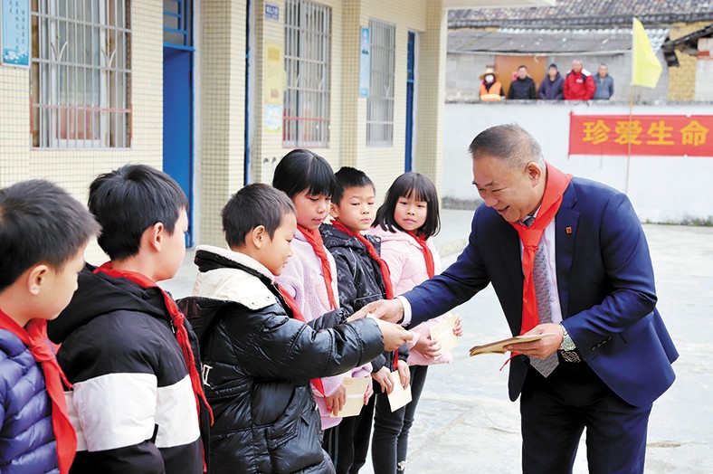 12月25日至26日，我集團(tuán)向捐建學(xué)校師生頒發(fā)“三正獎(jiǎng)教助學(xué)金”合計(jì)23.98萬元。并向三正合水小學(xué)捐贈了價(jià)值7.5萬的多媒體教學(xué)設(shè)備，向揭陽鳳湖小學(xué)碧潭三正分校一名病重學(xué)生捐贈1萬元助其度過難關(guān)。