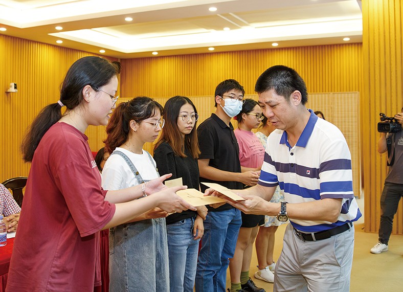 8月29日上午，“2023年廣東三正集團(tuán)捐資助學(xué)金發(fā)放儀式”在橋頭鎮(zhèn)第四小學(xué)舉行，為25名橋頭籍困難家庭在讀大學(xué)生發(fā)放助學(xué)金19.04萬元。
