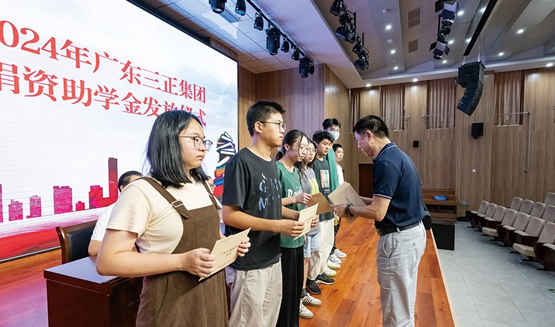 8月27日上午，我集團(tuán)2024年捐資助學(xué)金發(fā)放儀式在橋頭鎮(zhèn)中心小學(xué)舉行，董事長助理莫永康代表我集團(tuán)向21名受助學(xué)生發(fā)放了助學(xué)金。